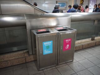 MRT駅舎にて MRT駅舎にて