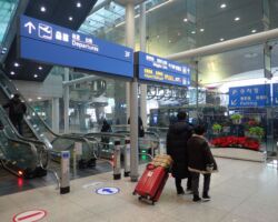 到着ロビーから、空港鉄道方面への降り口 到着ロビーから、空港鉄道方面への降り口