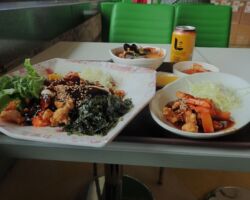 ロッテマートの2階の韓国料理定食 ロッテマートの2階の韓国料理定食