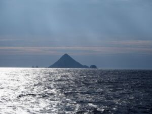 利島(南から) 利島(南から)