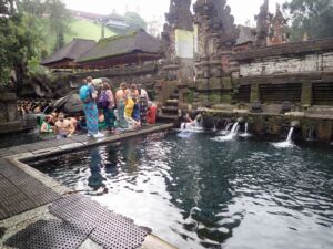 ティルタ ウンプル寺院 沐浴場 ティルタ ウンプル寺院 沐浴場