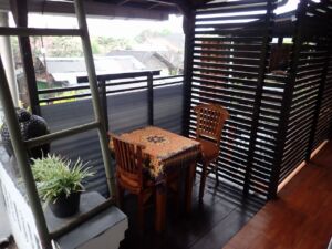 2階の部屋を出た廊下の机 2階の部屋を出た廊下の机