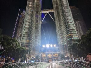 クアラルンプールの夜の観光スポット ペトロナスツインタワー