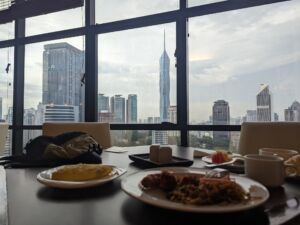 普段あまり泊まらない都市型ホテルも価格安め クアラルンプールでの朝食
