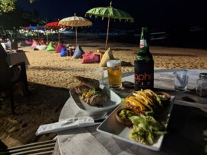 こちらもまあまあの人出。ノンビリ一人で飲めて良い感じでした。 サヌールのビーチのレストランにて