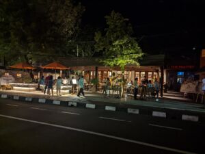 夜9時過ぎてもまあまあに賑わっている Danau Tamblingan通りのレストラン